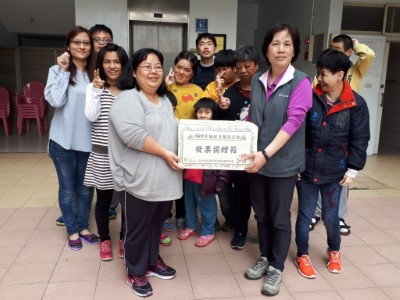 林管處秘書黃碧雲將贈苗所得發票贈送給花蓮美崙啟能發展中心 (1)